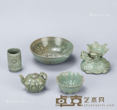 李朝（1392-1910年） 青瓷杯青瓷花口碗 青瓷大碗 青瓷屃赑烛台青瓷瓜棱茶壶 （五件一组） 尺寸不一