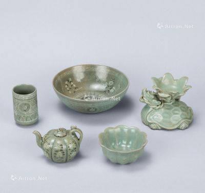 李朝（1392-1910年） 青瓷杯青瓷花口碗 青瓷大碗 青瓷屃赑烛台青瓷瓜棱茶壶 （五件一组）