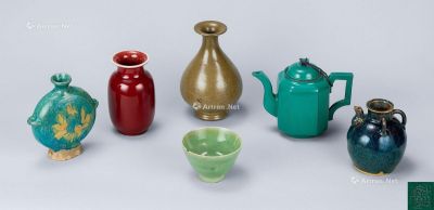 清代（1644-1911年） 红釉瓶紫砂胎绿釉茶壶绿釉花卉纹扁壶茶叶末釉玉壶春瓶海鼠釉执壶青瓷碗 （六件一组）