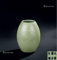 清代（1644-1911年） 豆青釉团凤纹鼓钉罐