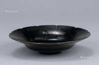 宋代（960-1279年） 黑釉花口盘