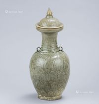 北宋（960-1127年） 龙泉窑青瓷双系莲瓣纹盖瓶