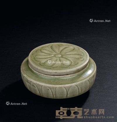 五代（907-960年） 秘色青瓷莲瓣纹盖罐 直径10.4cm；高5cm