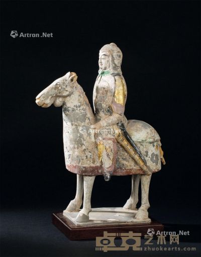 北齐（550-577年） 加彩骑马武士俑 长23.6cm；宽10cm；通髙34cm