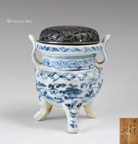 明代（1368-1644） 青花花卉纹双耳三兽足香炉