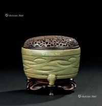 元代（1271-1368） 龙泉窯刻线条纹三足香炉