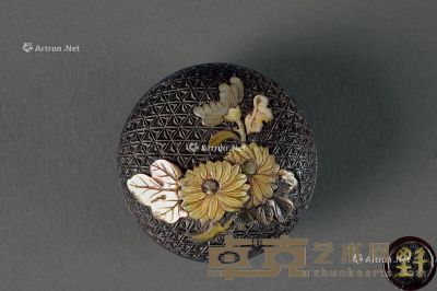 明代(1368-1644年）作 江千里刻紫檀嵌螺钿花卉纹香盒 直径3.9cm；高2cm