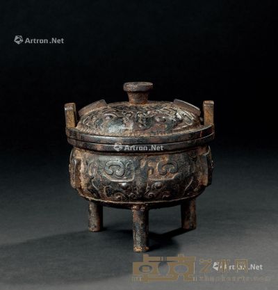 明代(1368-1644年）作 铁制饕餮纹三足香炉 直径12.3cm；高12.8cm