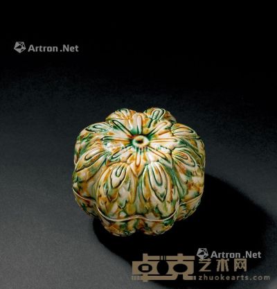 唐代(618-907年）作 三彩花瓣形香盒 直径10.2cm；高6.7cm