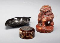 清末民初 芙蓉石喜狮雕件、玳瑁嵌银香盒、亚洲水牛角茶则 组合