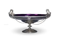 约1900年 英国镀银中央摆件配紫色玻璃器皿
