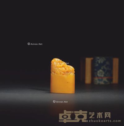 清 田黄石双螭钮椭圆章 3.7×1.8×4.9cm;53.4g
