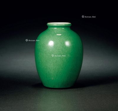 清雍正·苹果绿釉小瓶