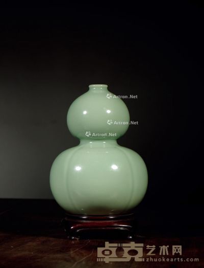 清雍正·豆青釉瓜棱式葫芦瓶 高17cm