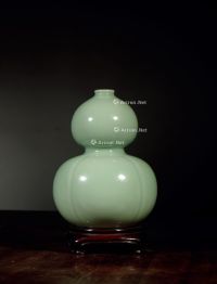 清雍正·豆青釉瓜棱式葫芦瓶