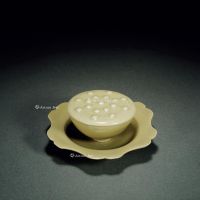 南宋·龙泉窑黄釉莲子杯