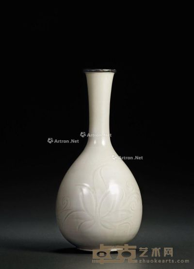 宋 白釉划花卉纹胆瓶 高：22.7cm