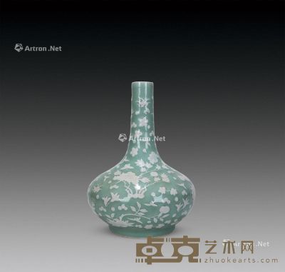 清中期 豆青釉堆白花卉纹荸荠瓶 高34cm