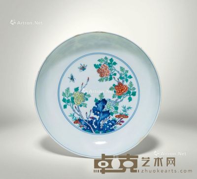 清乾隆 斗彩灵蝶洞石牡丹纹盘 直径20.4cm