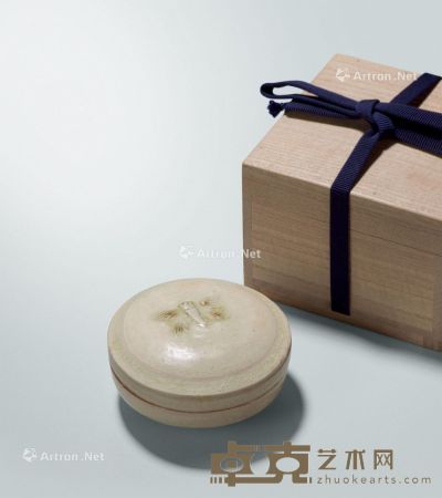 元 洪州窑青釉贴塑飞蛾点褐彩盖盒 直径8.7cm