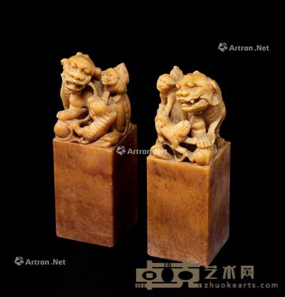 清代(1644～1911) 寿山石雕三狮戏球钮对章印材 长2.5cm；宽2.5cm；高7.6cm?