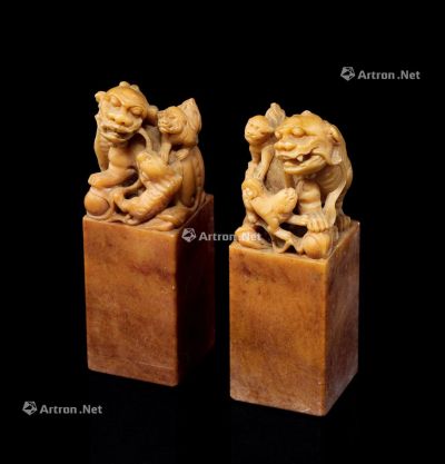 清代(1644～1911) 寿山石雕三狮戏球钮对章印材