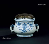 明代(1368～1644) 青花花卉纹双兽耳香炉