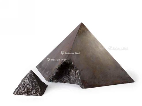 关根伸夫 1976年作 空相—从金字塔到金字塔 铜雕 雕塑