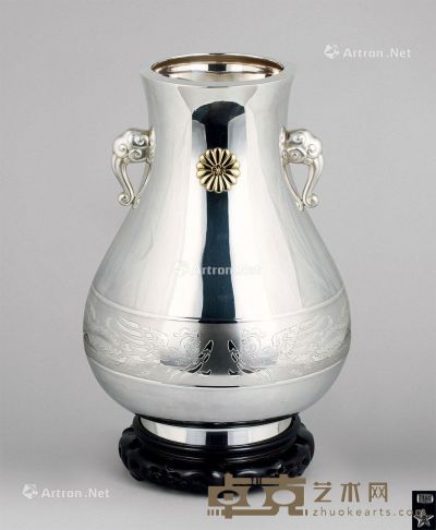 银鎏金菊花 凤凰纹象鼻耳花瓶 高30.7cm