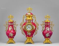 1895年 红瓷画珐琅三件套钟