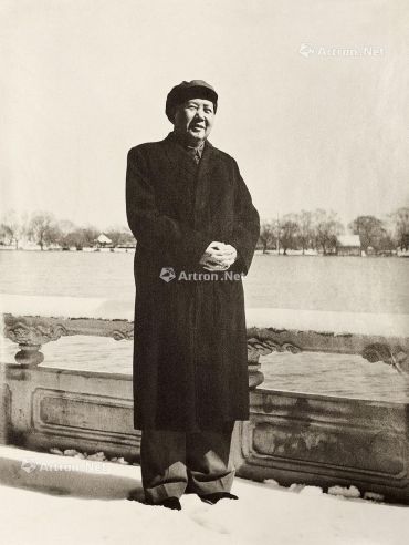 侯波 1954年 毛主席在杭州站像