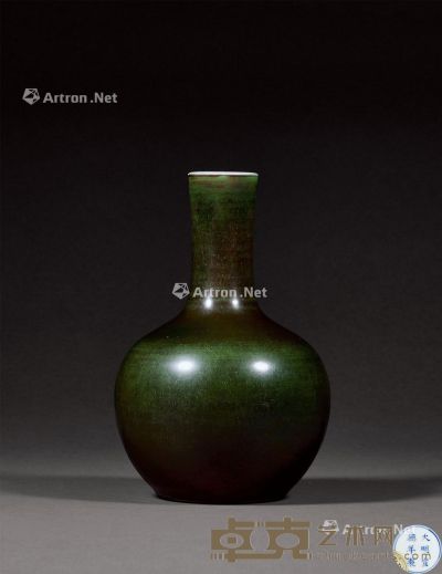 清雍正 郎窑绿釉小天球瓶 高22.7cm