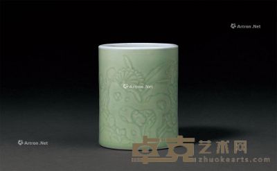清康熙 豆青釉暗刻蝶恋花图笔筒 直径9.5×高11.9cm