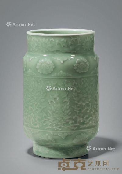 明永乐 龙泉梅子青釉浮雕缠枝花卉纹壮罐 高23.4cm