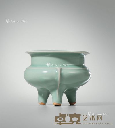 元 龙泉窑粉青三足鬲式炉 直径10.7cm；高13.1cm