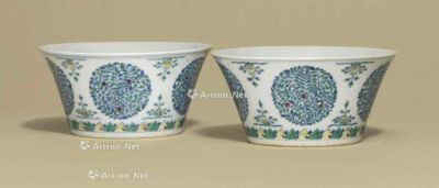 QIANLONG SIX-CHARACTER SEAL MARKS IN UNDERGLAZE BLUE AND OF THE  A PAIR OF DOUCAI‘MEDALLION’ BOWLS