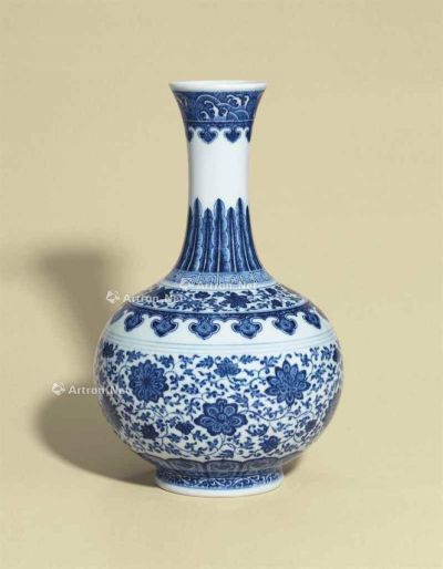 JIAQING SIX-CHARACTER MARK IN UNDERGLAZE BLUE AND OF THE PERIOD（ A BLUE AND WHITE MING-STYLE‘FLORAL’