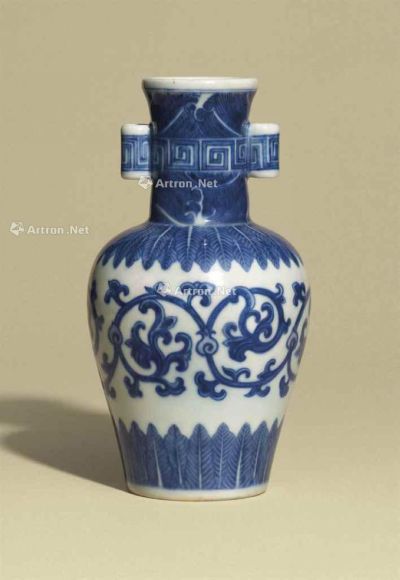 DAOGUANG SIX-CHARACTER SEAL MARK IN UNDERGLAZE BLUE AND OF THE P A MING-STYLE BLUE AND WHITE ARROW V