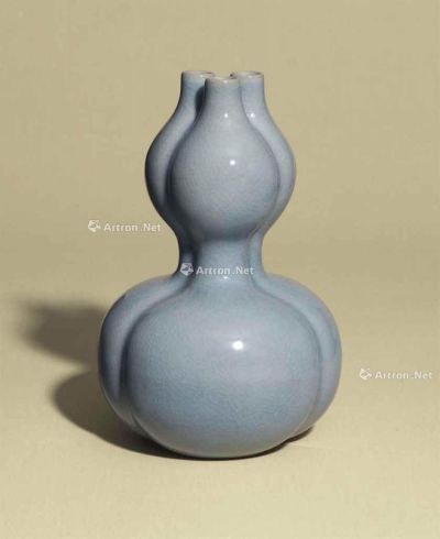 QIANLONG SIX-CHARACTER SEAL MARK IN UNDERGLAZE BLUE AND OF THE P A GUAN-TYPE TRILOBED DOUBLE-GOURD-F