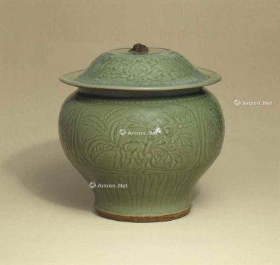16TH-17TH CENTURY A LARGE LONGQUAN CELADON JAR AND COVER，GUAN