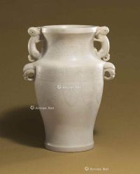 QIANLONG PERIOD（1736-1795） A WHITE MARBLE TWO-HANDLED VASE