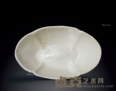 晚唐-五代 邢窑 海棠口白釉鱼纹杯 高4.5cm