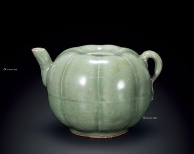 2017春季拍卖会 中国古代陶瓷与工艺精品 宋代 龙泉青釉瓜棱形壶