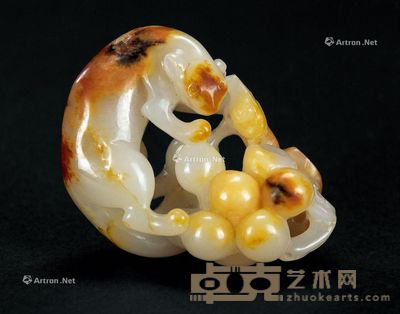 清 白玉带皮雕松鼠葡萄 5.3×3.7×2.3cm