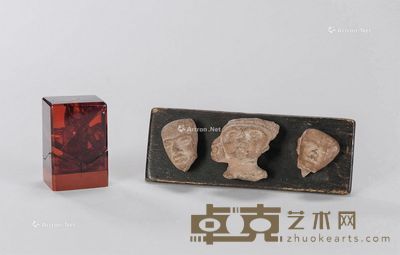 琥珀内藏坐佛与石雕面首 (一组两件) 高4cm