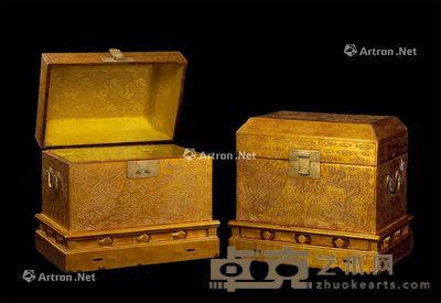 清-乾隆 沥粉金漆龙凤纹宝册箱 (一对) 高43.2cm;宽47.6cm;深33cm