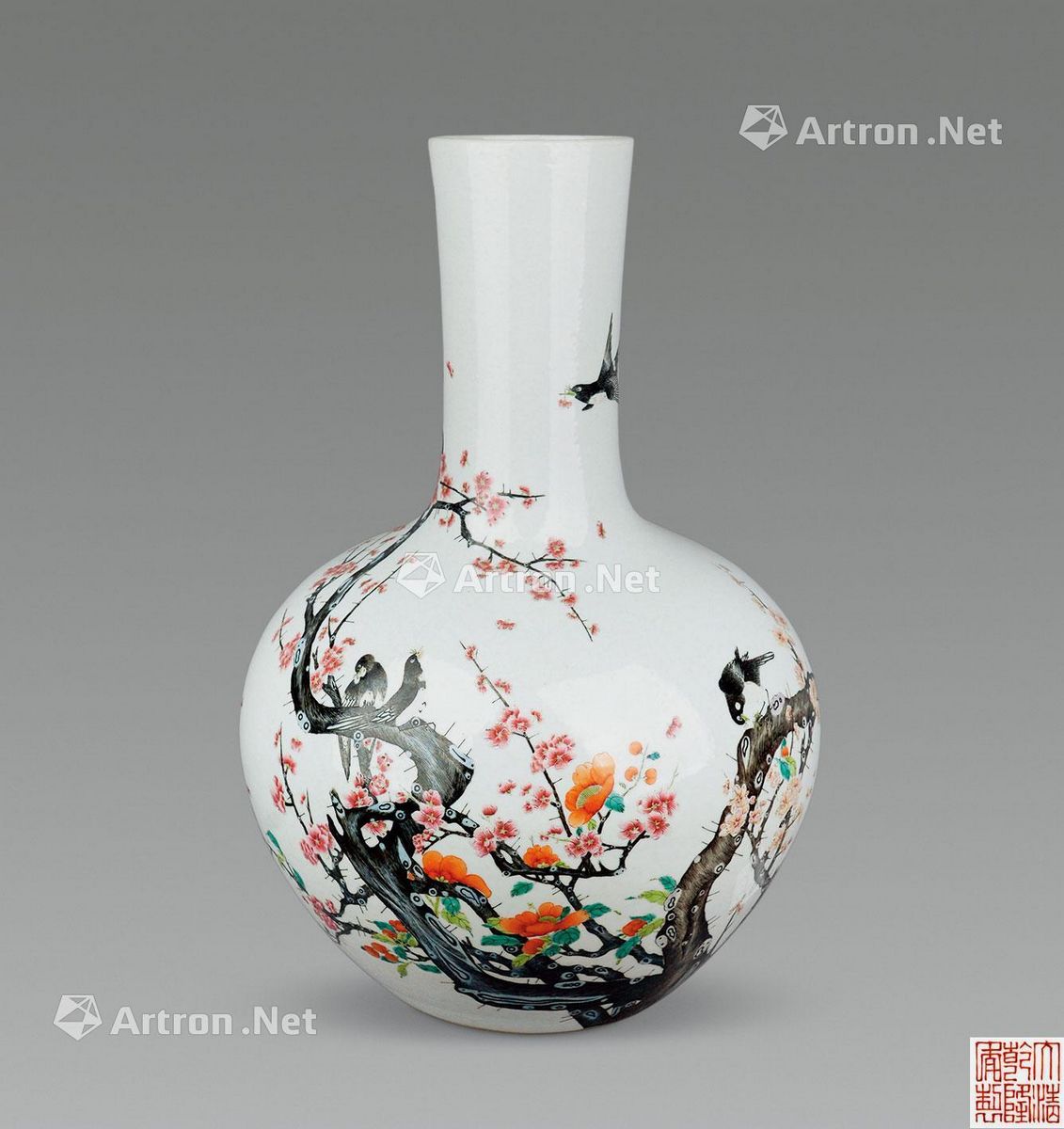 清乾隆帝浮彫藍釉粉彩花鳥天球瓶景徳鎮 花瓶 現代工芸品 置物 装飾品-