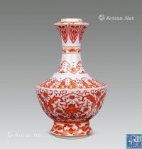 清 矾红花卉纹瓶