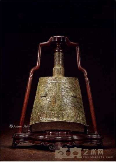 青铜兽面纹钲 带座高66cm；高43.5cm