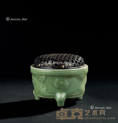 明代(1368-1644年) 龙泉窑缠枝花卉纹三足香炉 直径10cm;高6.3cm